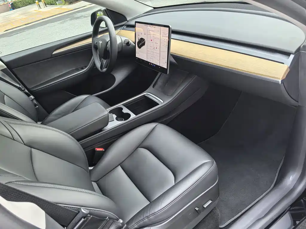 Tesla Model Y — фото 10