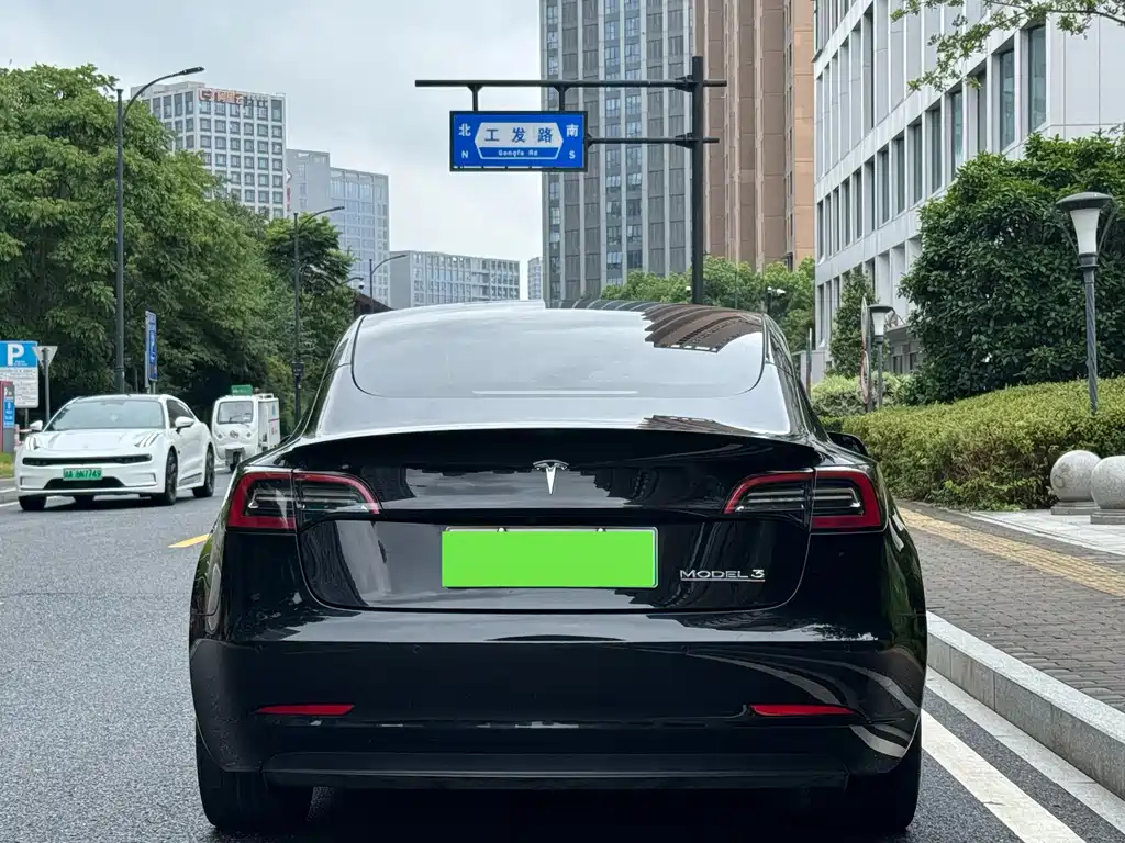 Tesla Model 3 — фото 11