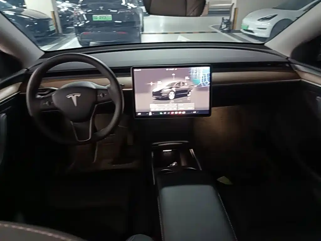 Tesla Model Y — фото 10