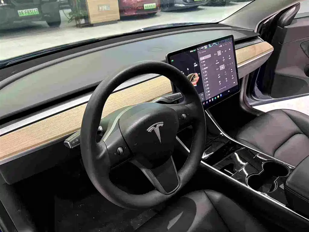 Tesla Model 3 — фото 4