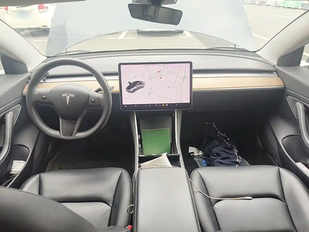 Tesla Model 3 — фото 10