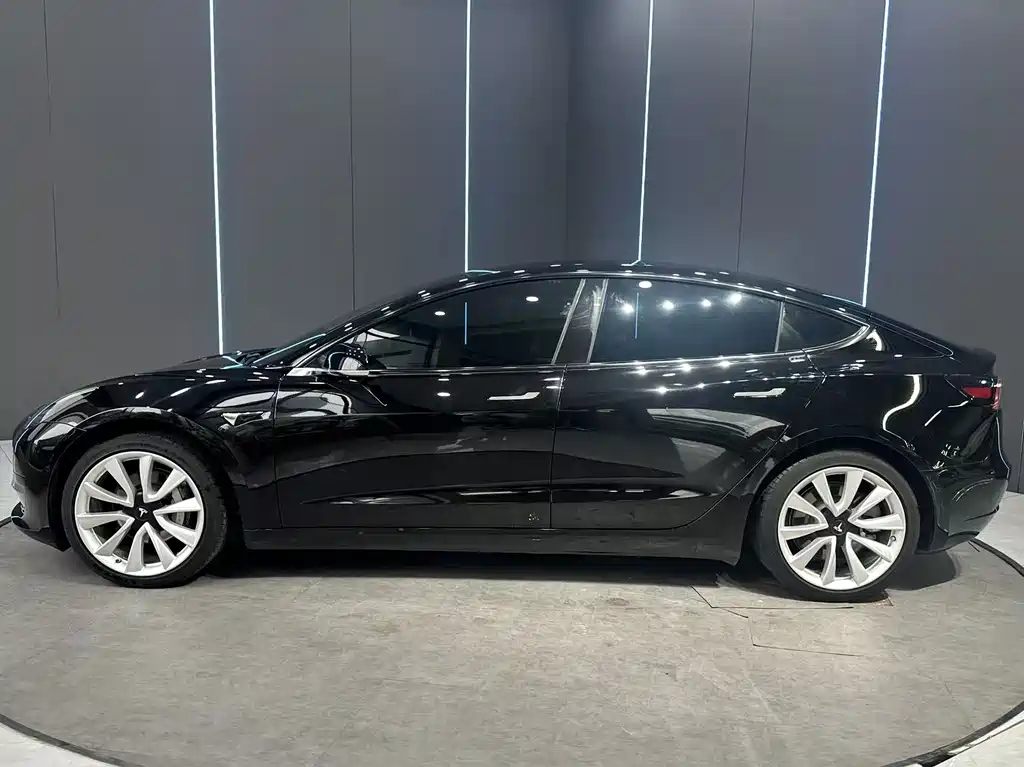 Tesla Model 3 — фото 4