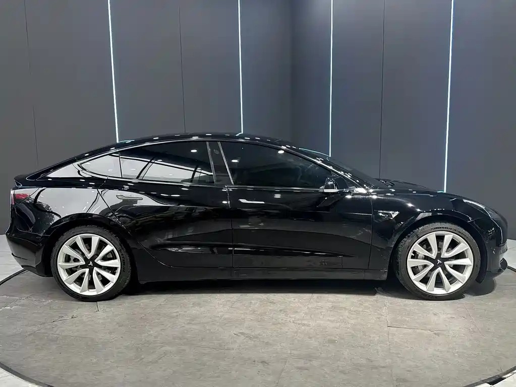 Tesla Model 3 — фото 5