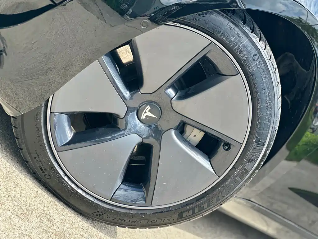 Tesla Model 3 — фото 18
