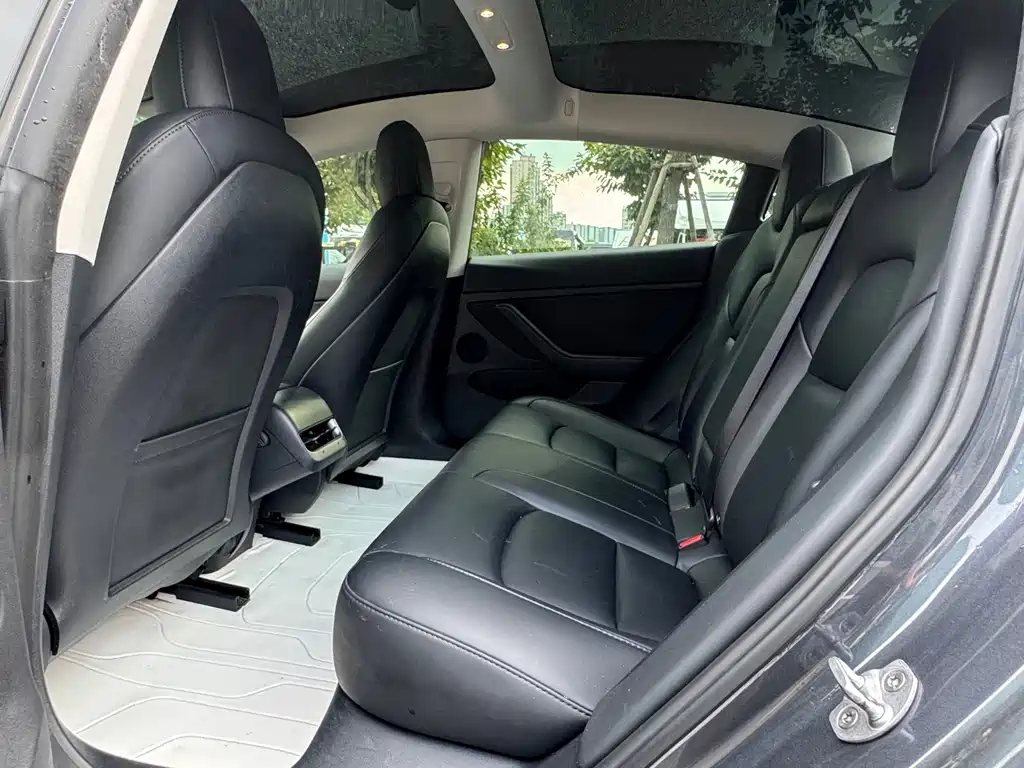 Tesla Model 3 — фото 10