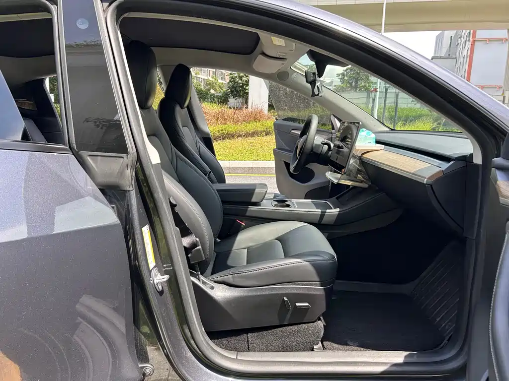 Tesla Model Y — фото 8