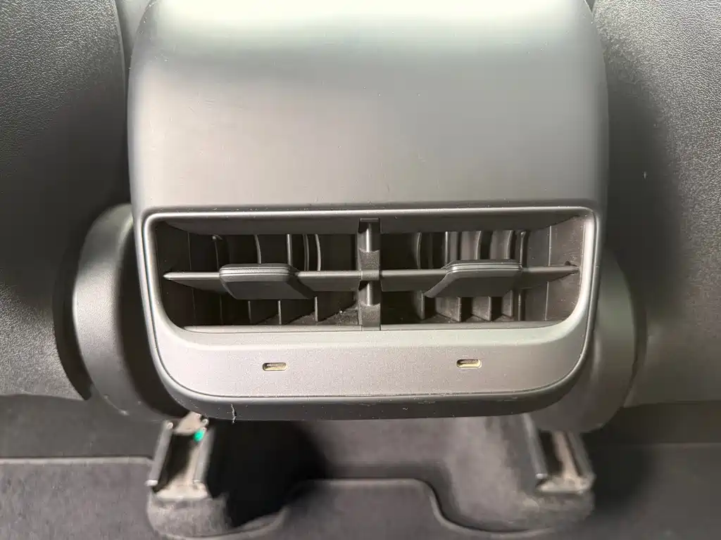 Tesla Model Y — фото 17