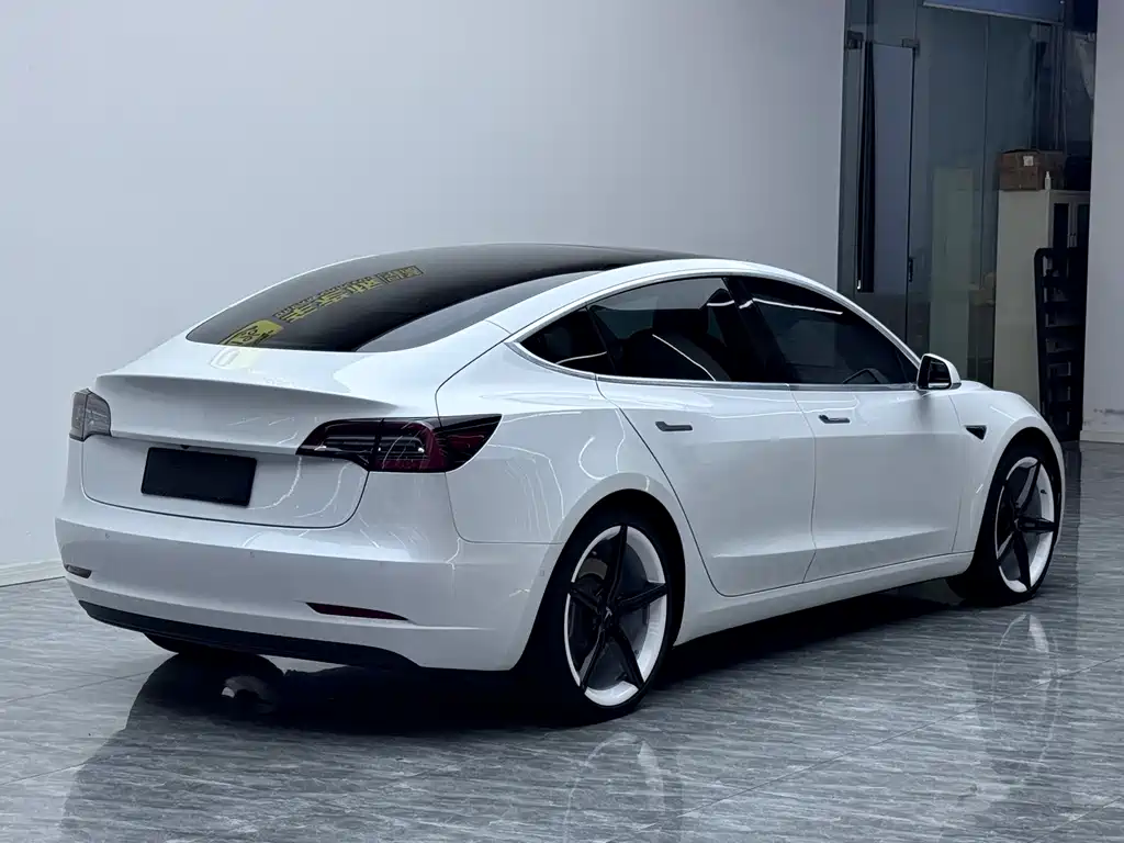 Tesla Model 3 — фото 5