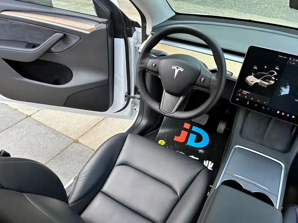 Tesla Model Y — фото 17