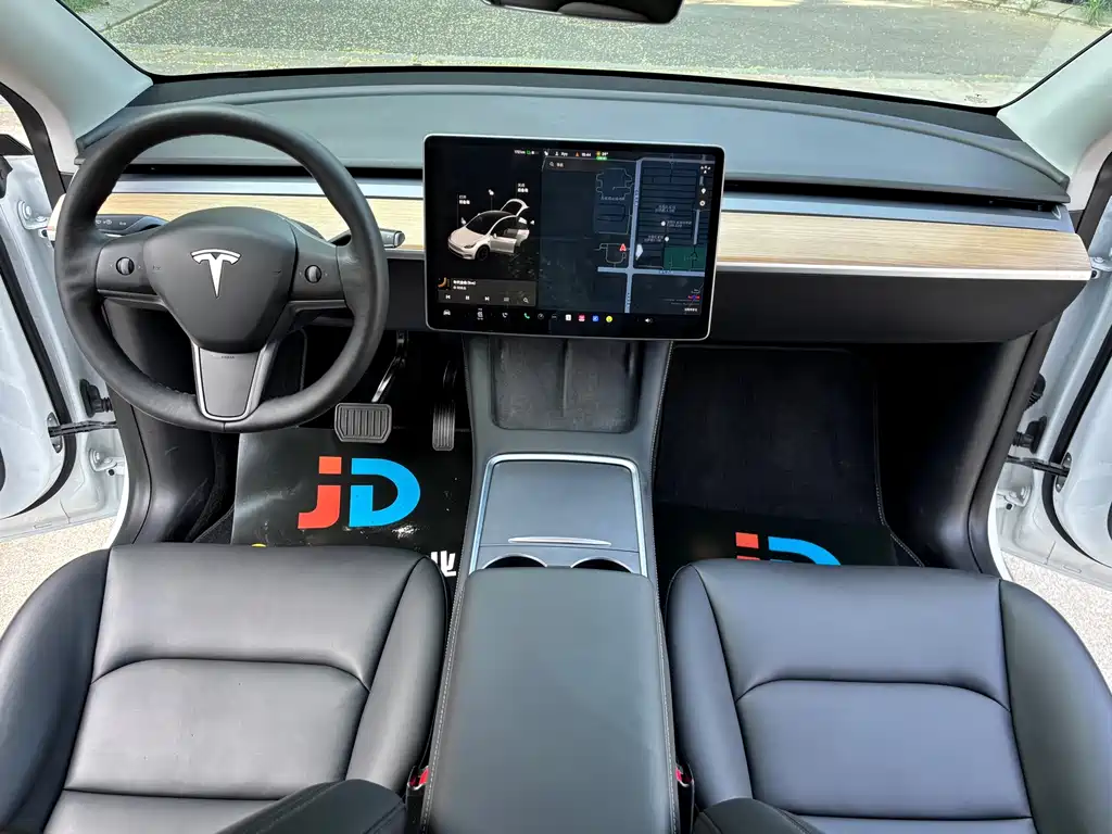 Tesla Model Y — фото 10