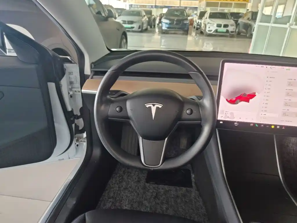 Tesla Model 3 — фото 11