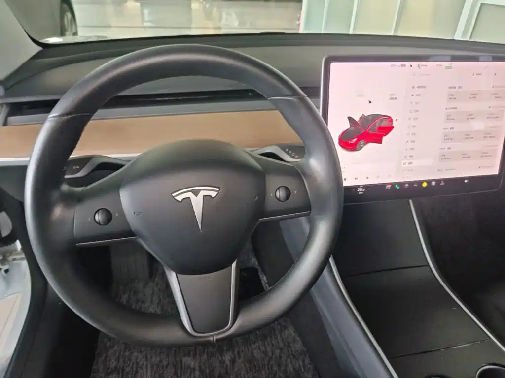 Tesla Model 3 — фото 14