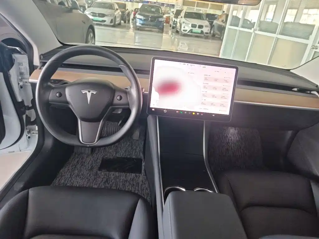 Tesla Model 3 — фото 10