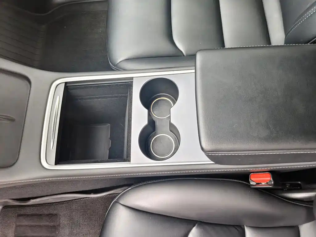 Tesla Model Y — фото 14