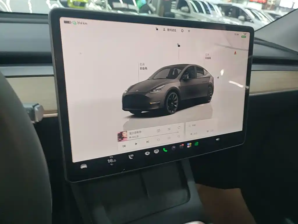 Tesla Model Y — фото 13