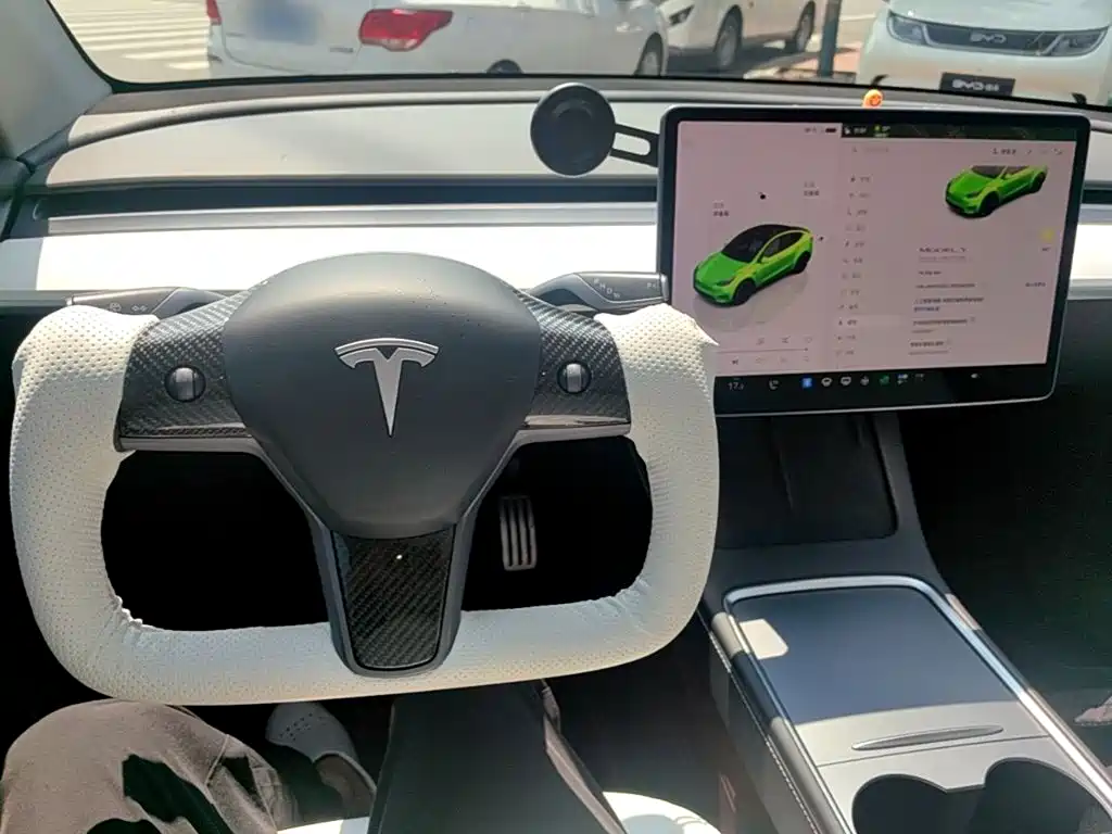Tesla Model Y — фото 10