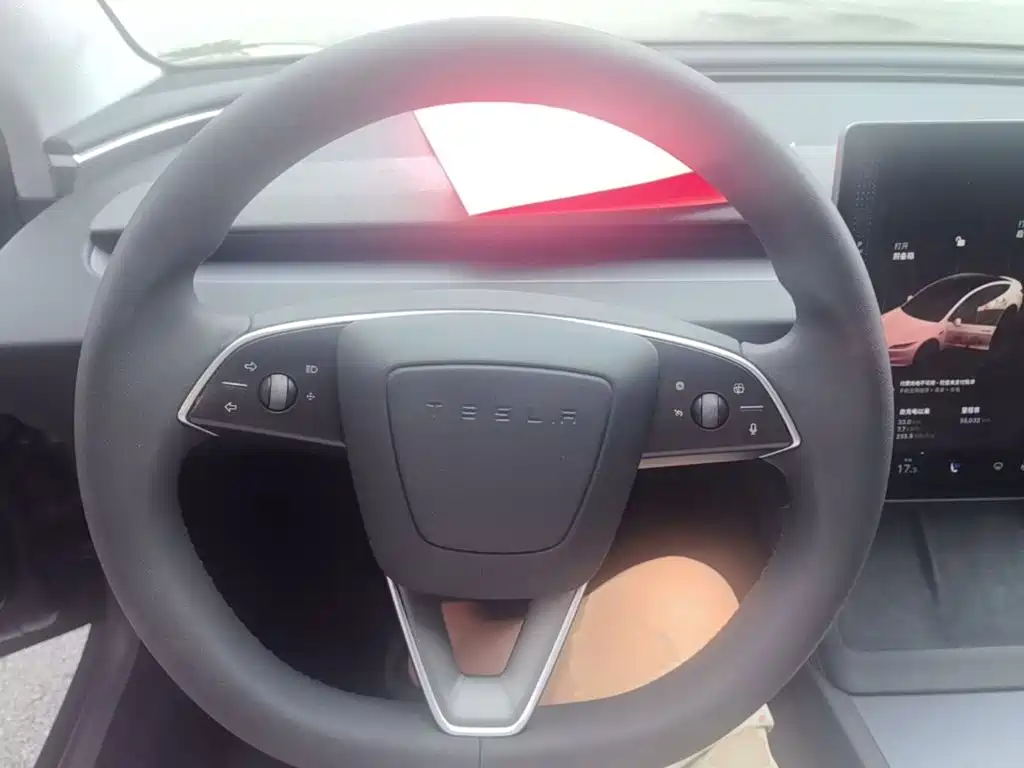 Tesla Model 3 — фото 11