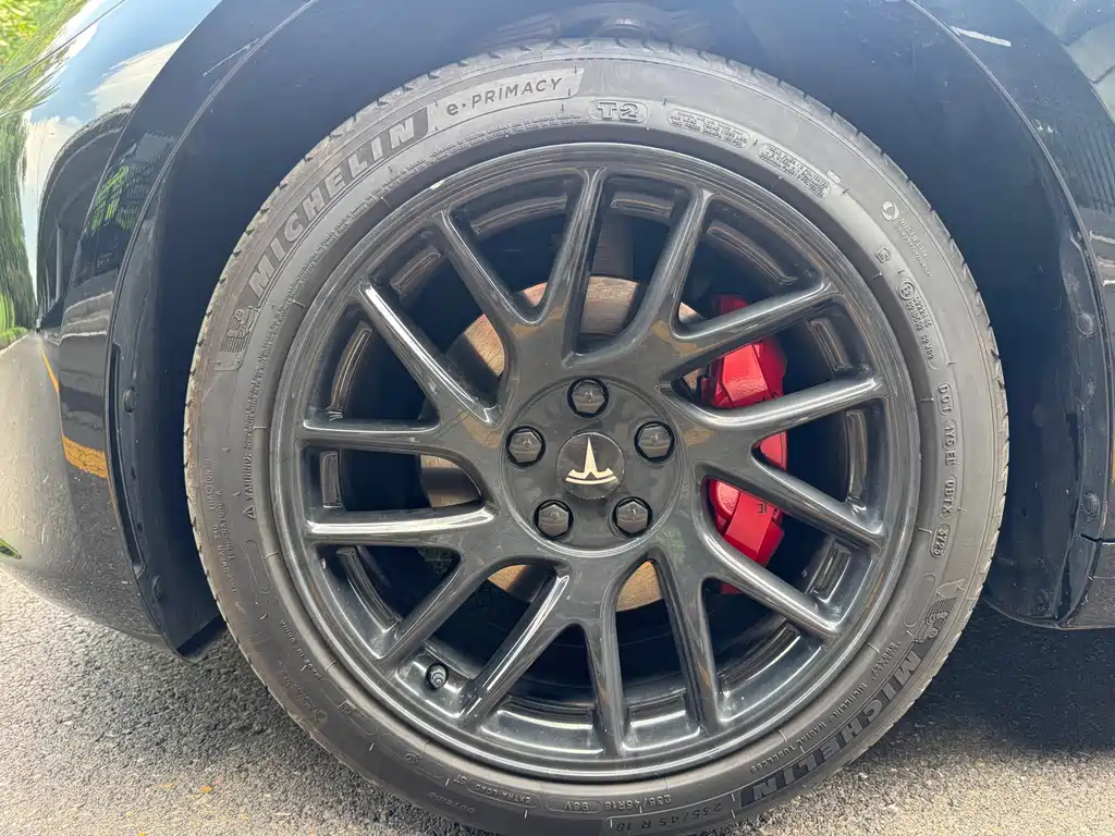 Tesla Model 3 — фото 9