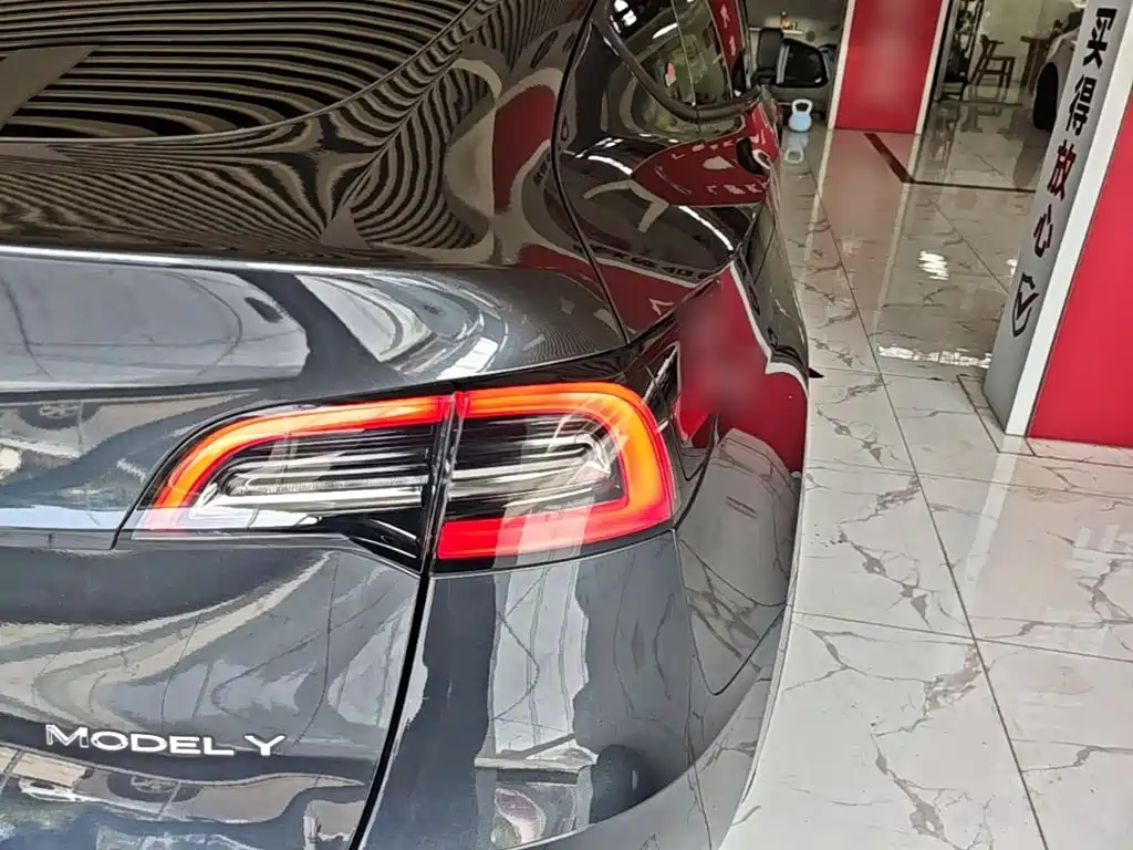 Tesla Model Y — фото 8