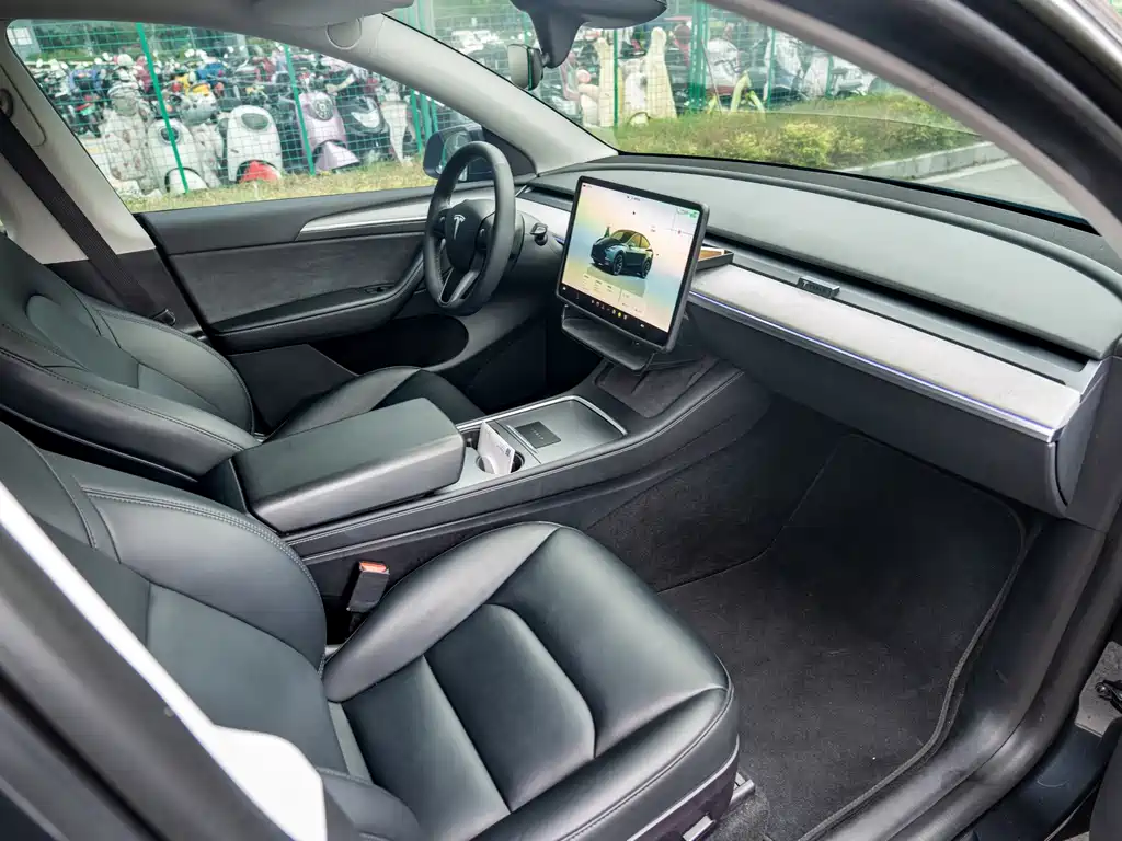 Tesla Model Y — фото 9