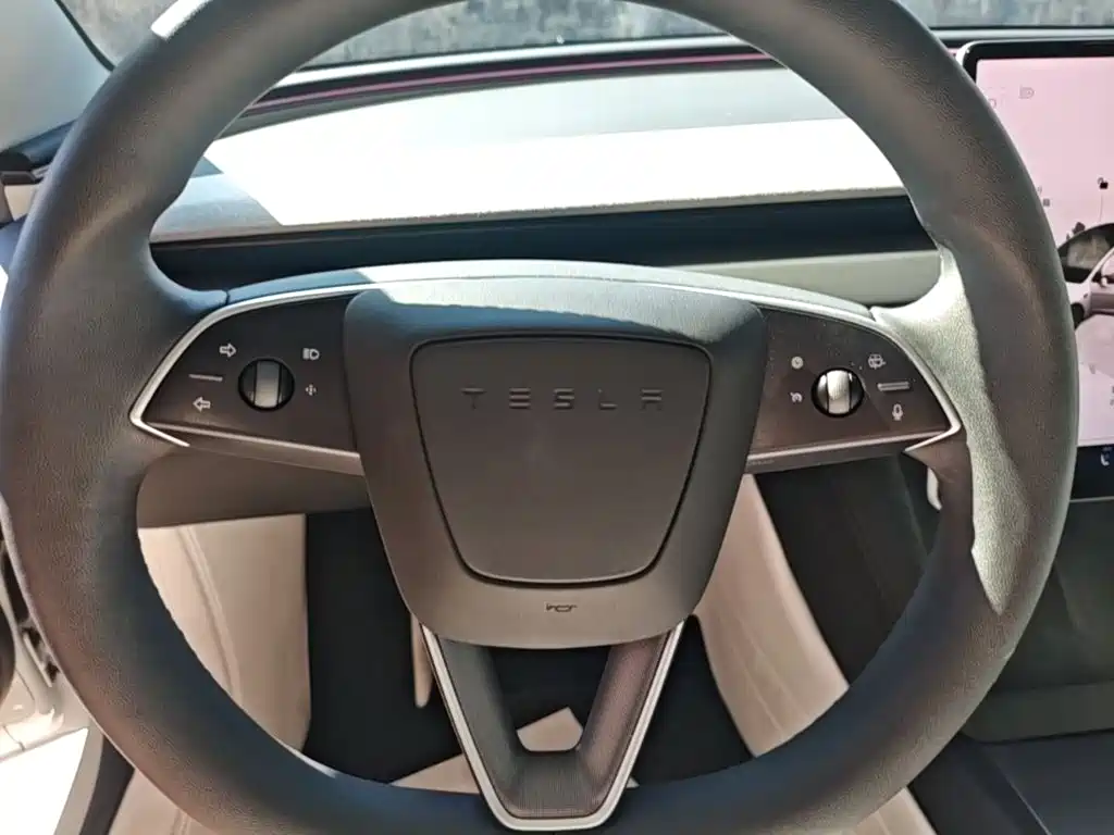 Tesla Model 3 — фото 11