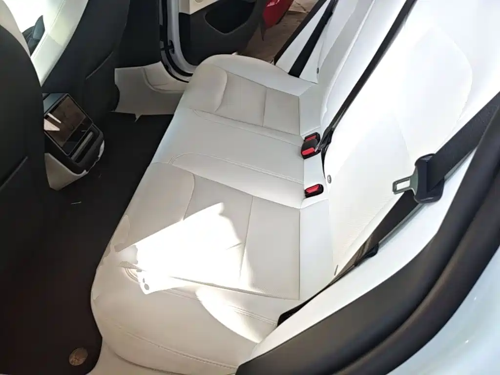 Tesla Model 3 — фото 17