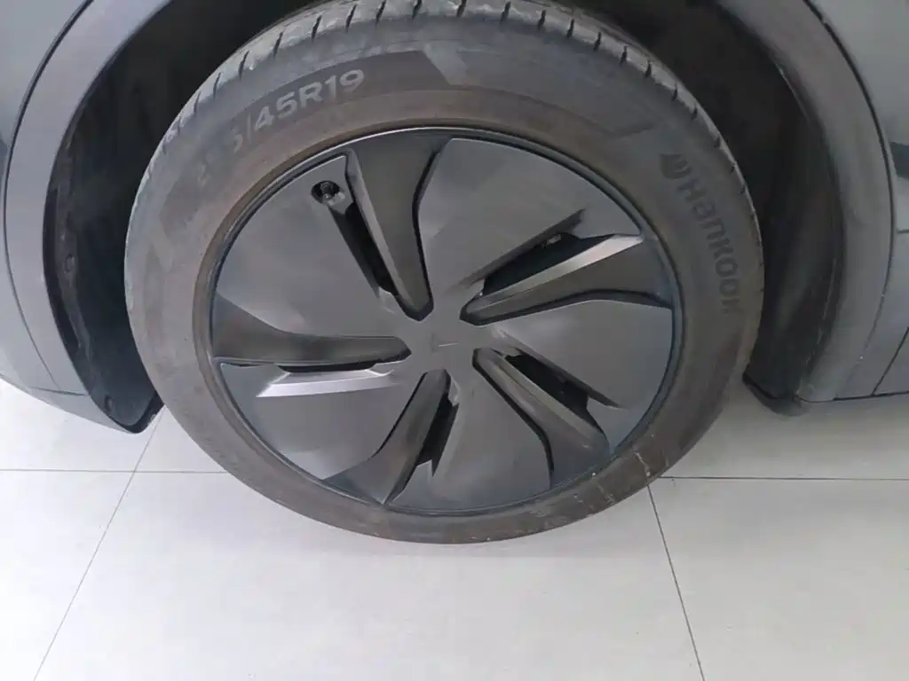 Tesla Model Y — фото 25
