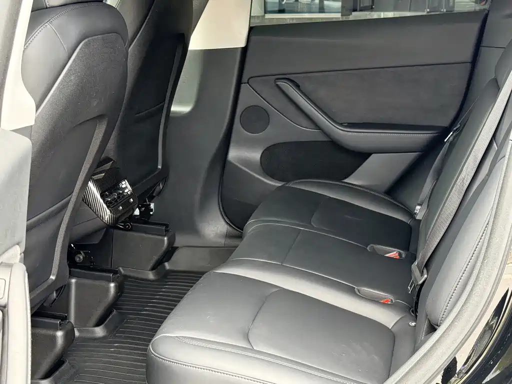 Tesla Model Y — фото 17
