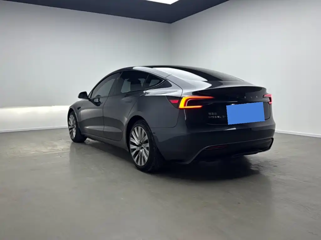 Tesla Model 3 — фото 3