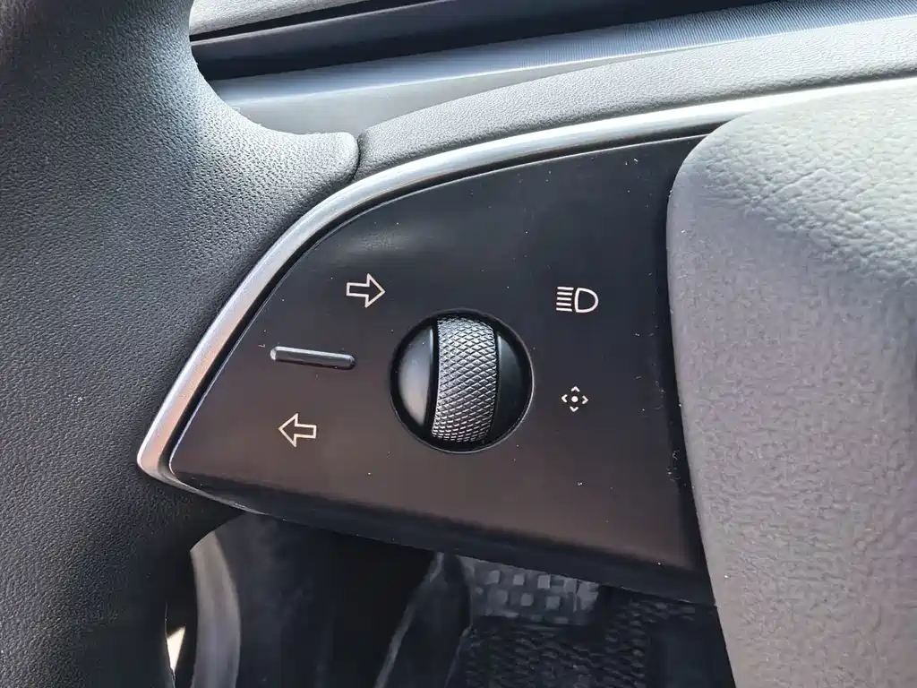 Tesla Model 3 — фото 9