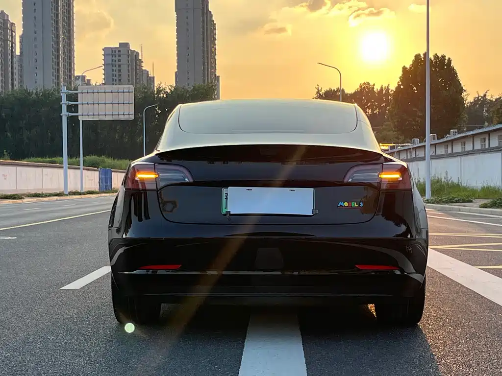Tesla Model 3 — фото 5