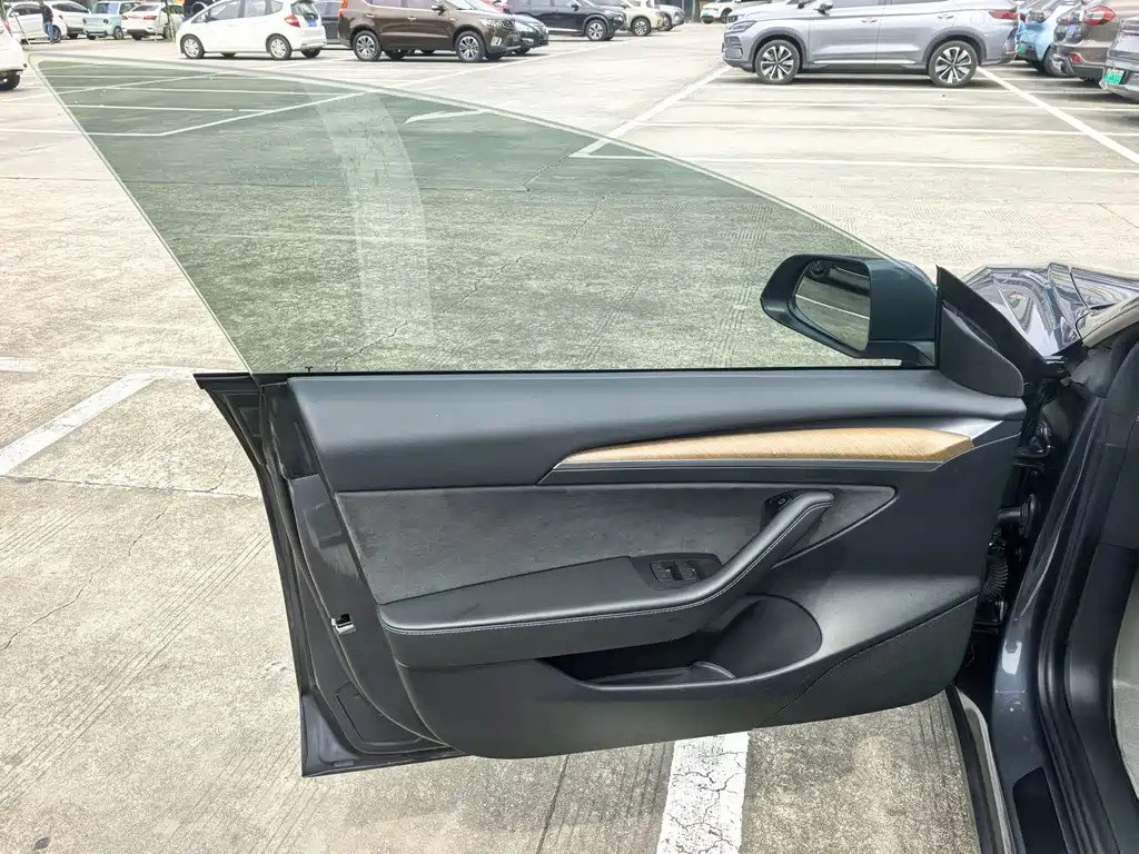 Tesla Model 3 — фото 4