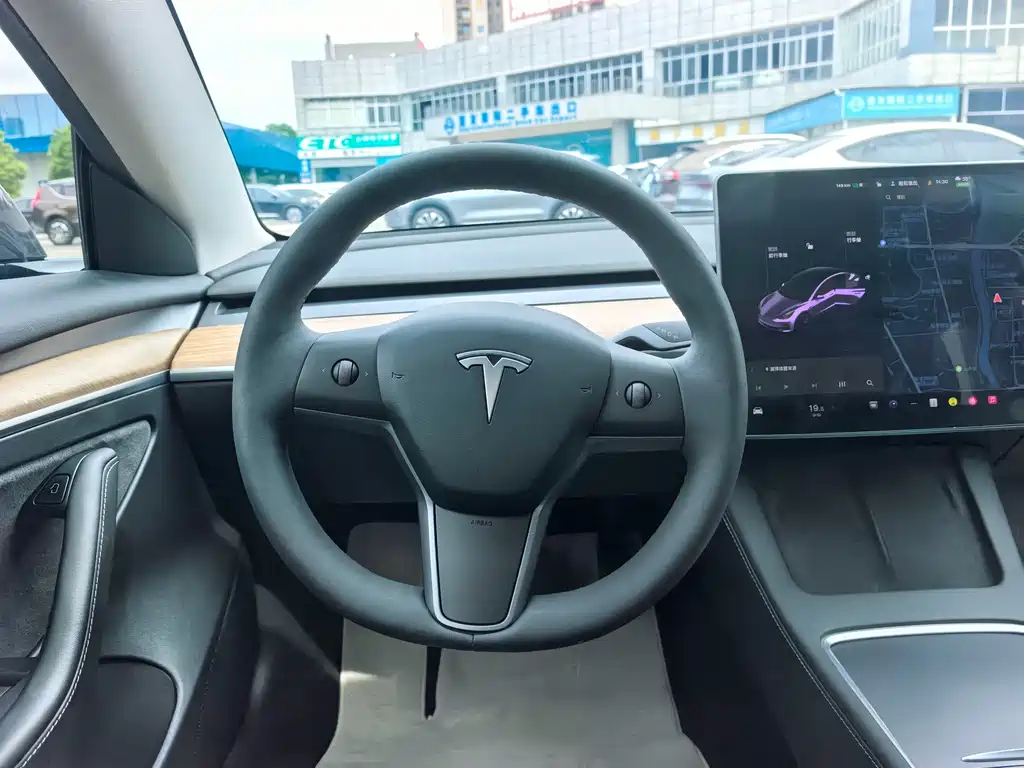 Tesla Model 3 — фото 8