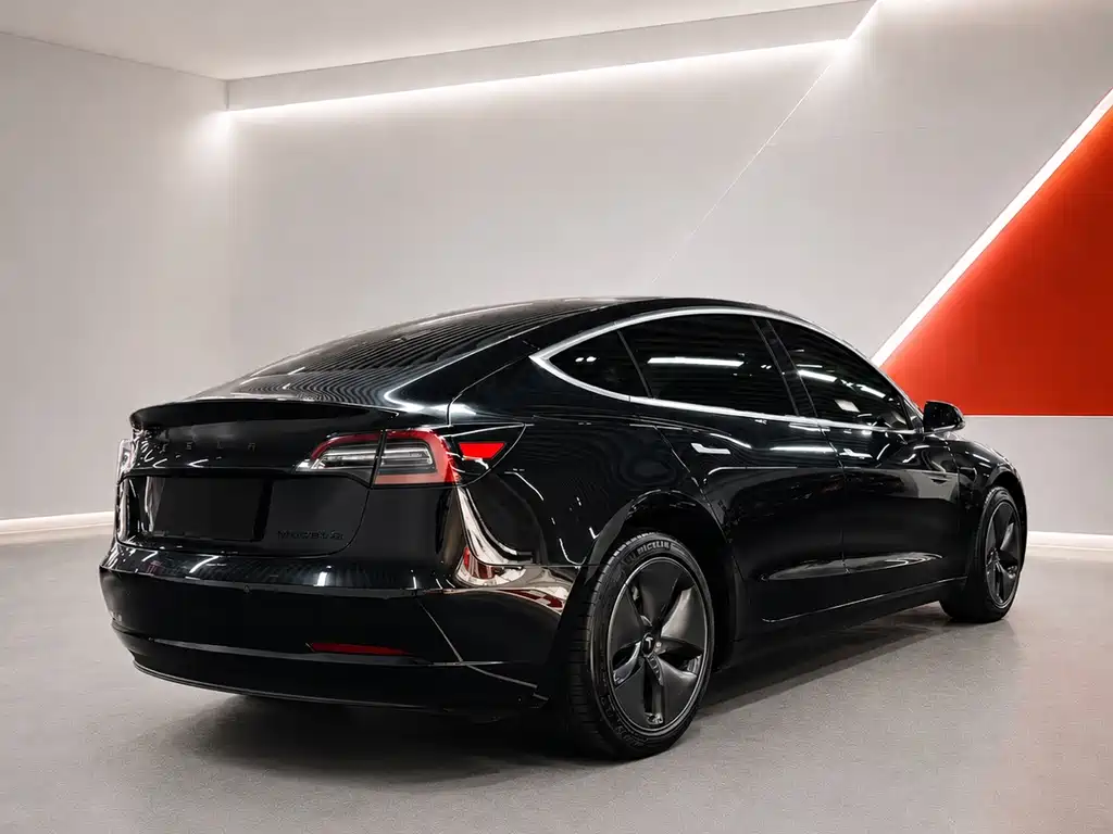 Tesla Model 3 — фото 9