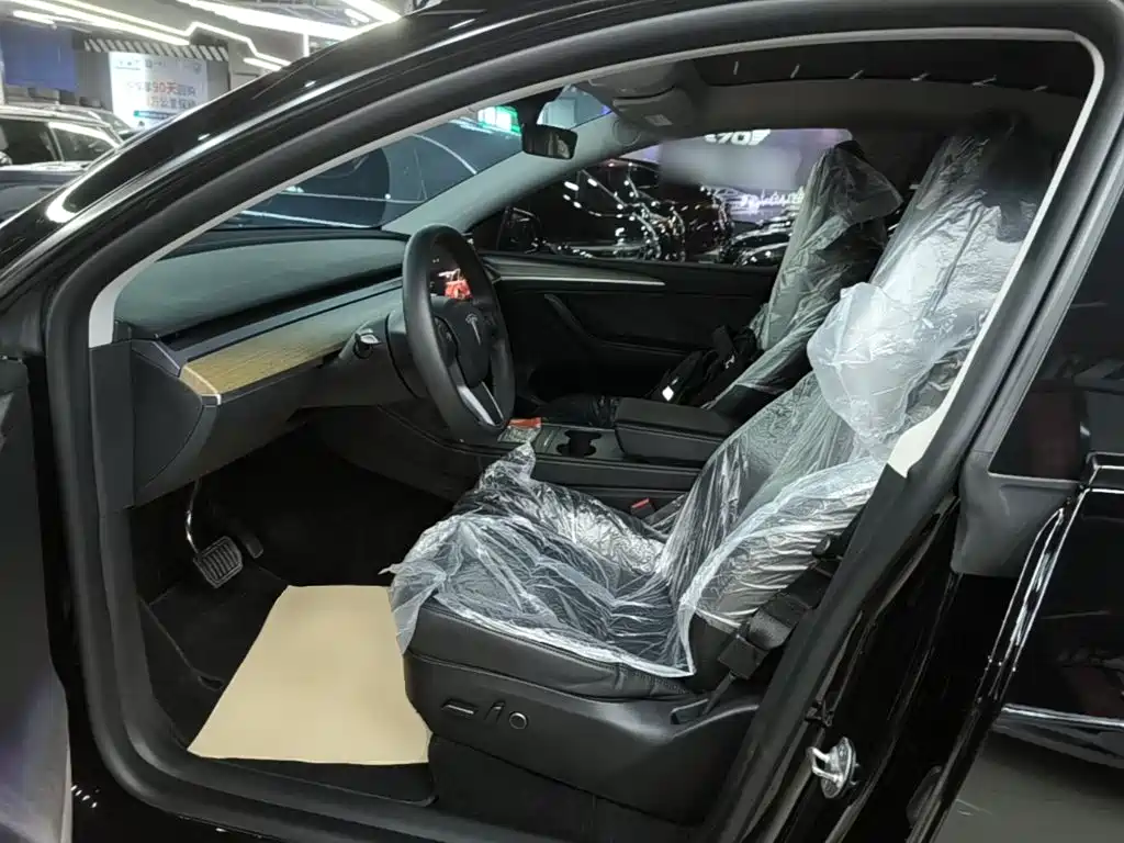Tesla Model Y — фото 15