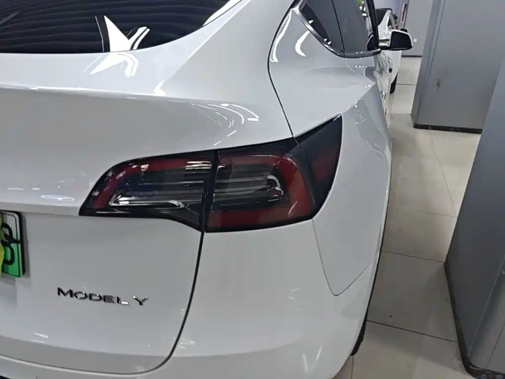 Tesla Model Y — фото 8
