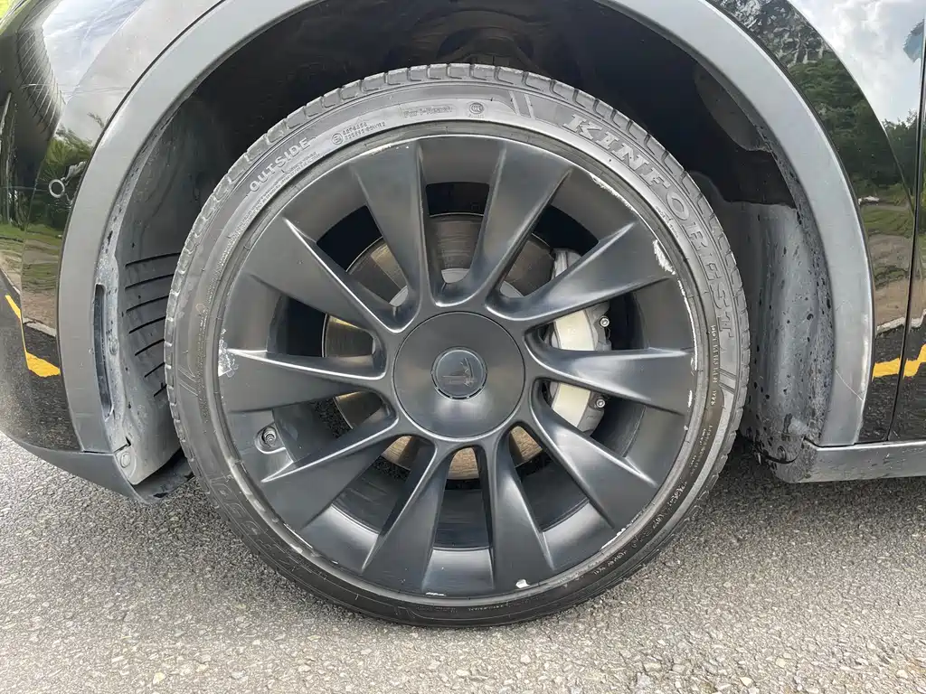 Tesla Model Y — фото 10