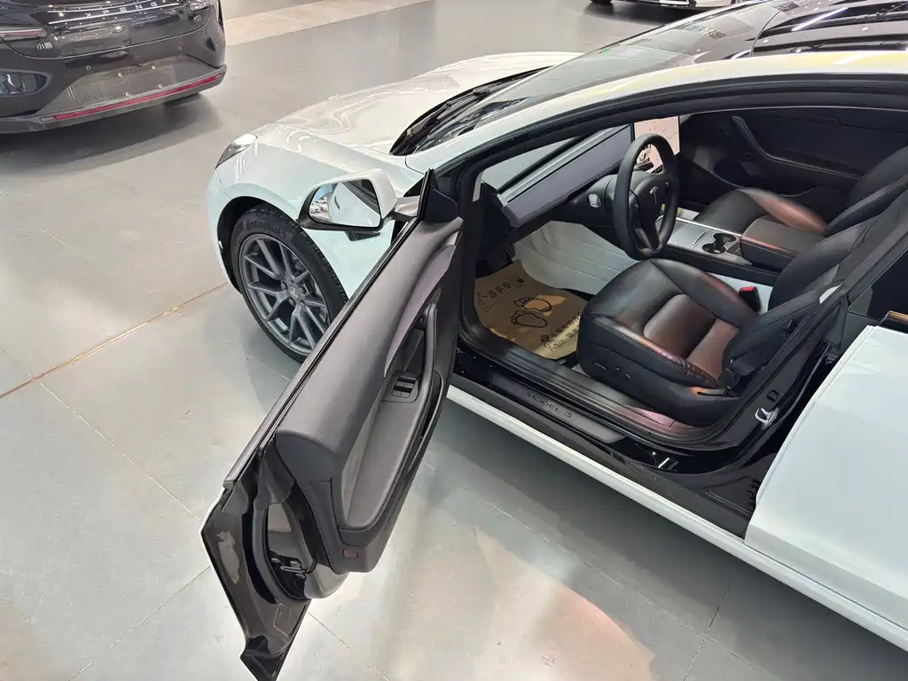 Tesla Model 3 — фото 11