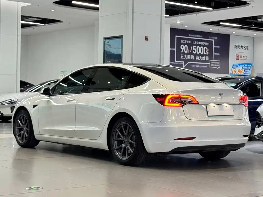 Tesla Model 3 — фото 4
