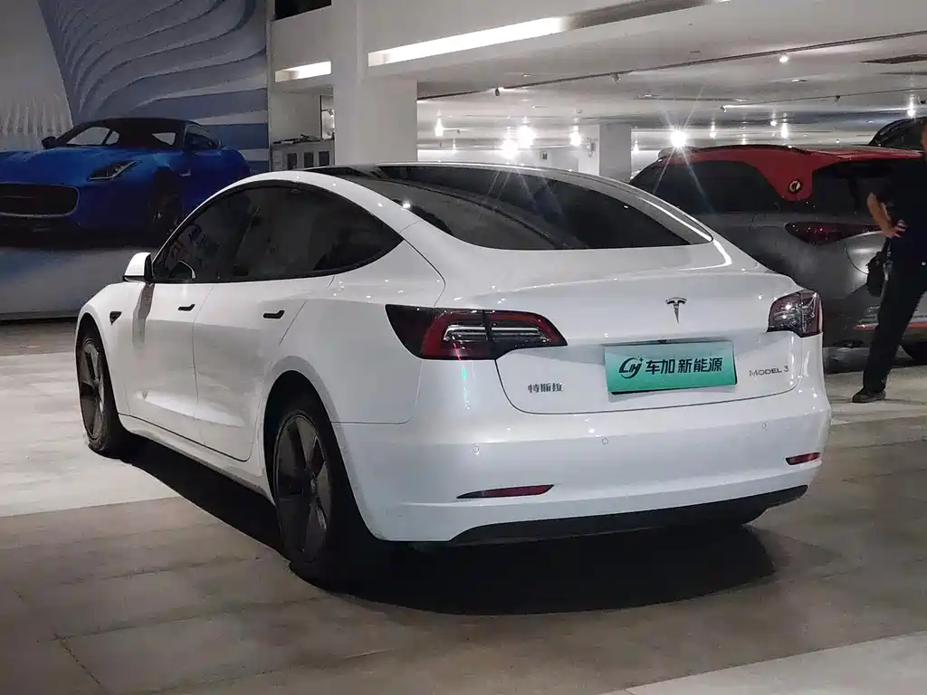 Tesla Model 3 — фото 9