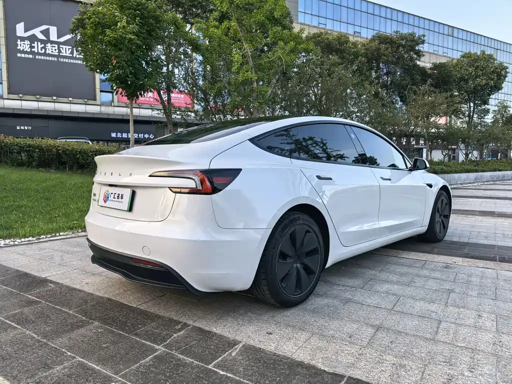 Tesla Model 3 — фото 9