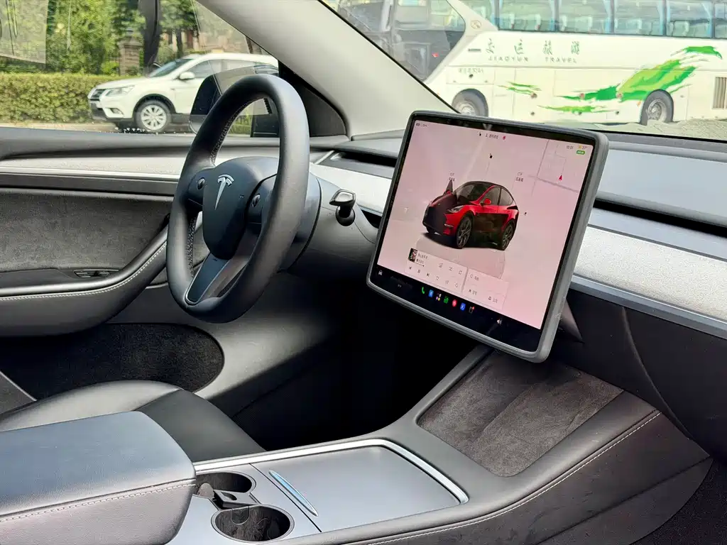 Tesla Model Y — фото 9
