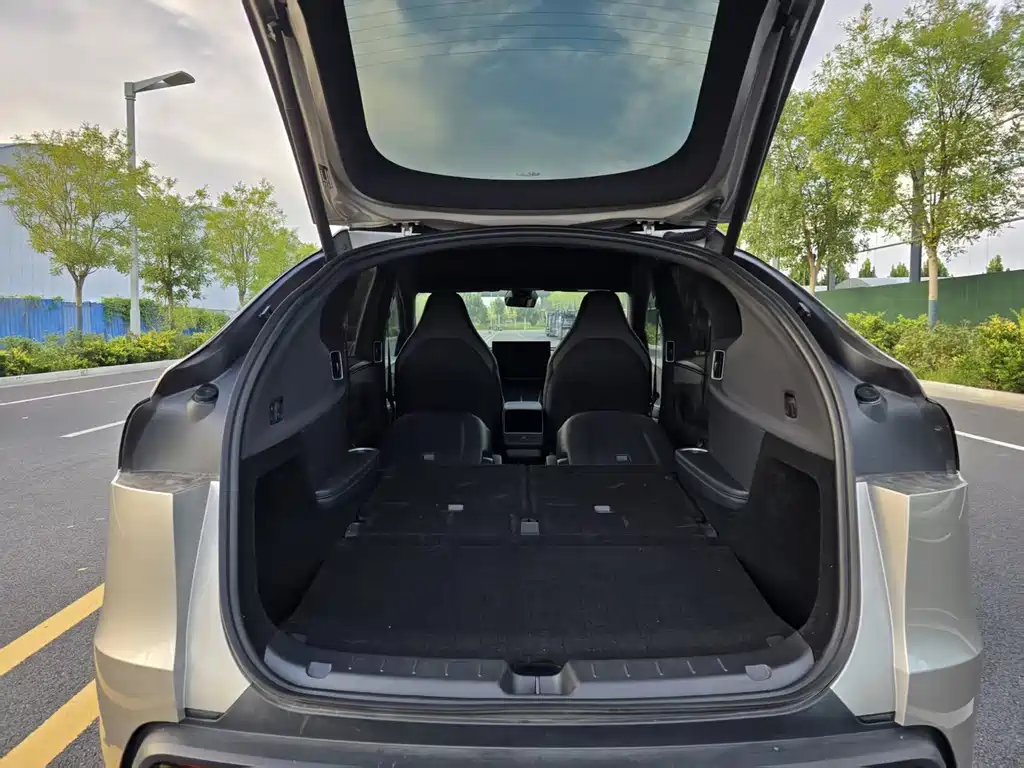 Tesla Model Y L — фото 10