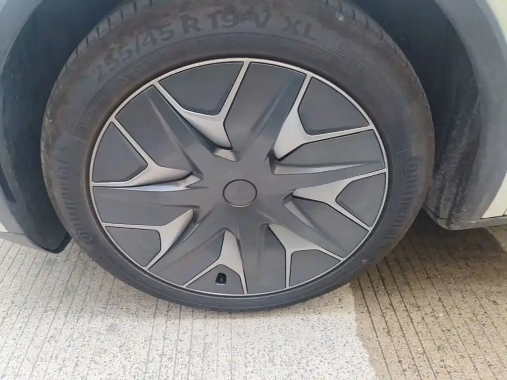 Tesla Model Y L — фото 23