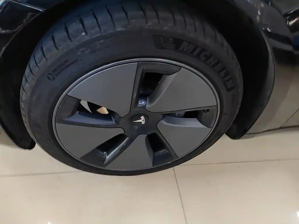 Tesla Model 3 — фото 23