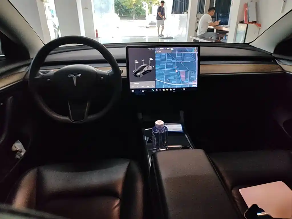 Tesla Model 3 — фото 10