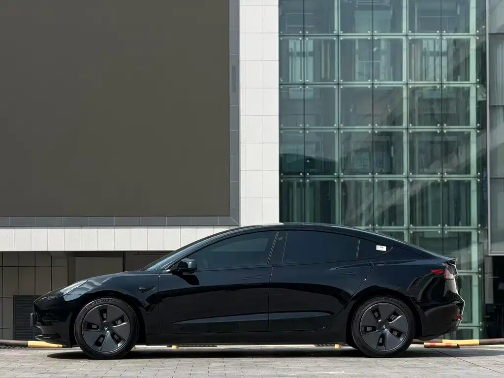 Tesla Model 3 — фото 7