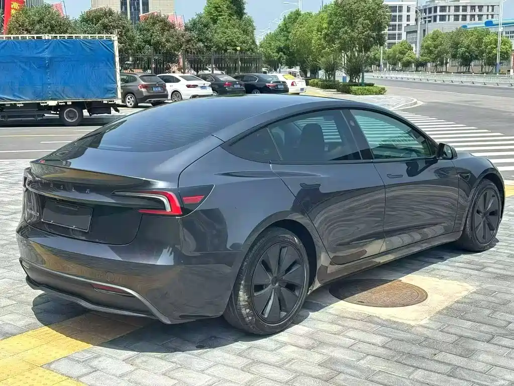 Tesla Model 3 — фото 4