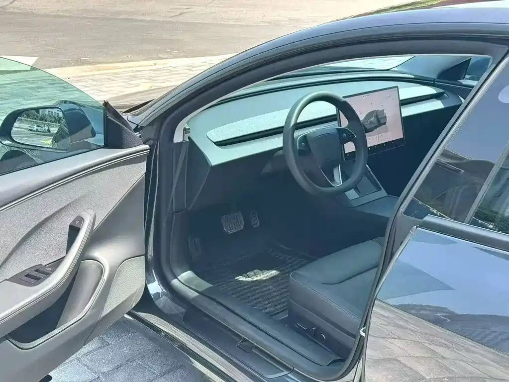 Tesla Model 3 — фото 7