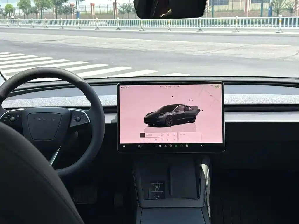 Tesla Model 3 — фото 9